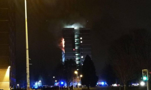 Μεγάλη φωτιά σε πολυκατοικία στο Μπέλφαστ (vid)