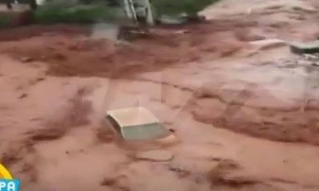 Βίντεο - ΣΟΚ: Η στιγμή που ο χείμαρρος «καταπίνει» αυτοκίνητο στη Νέα Πέραμο