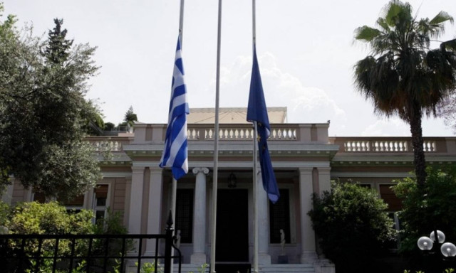 Καιρός - Πλημμύρες Αττική: Μεσίστιες οι σημαίες σε Μαξίμου και Βουλή