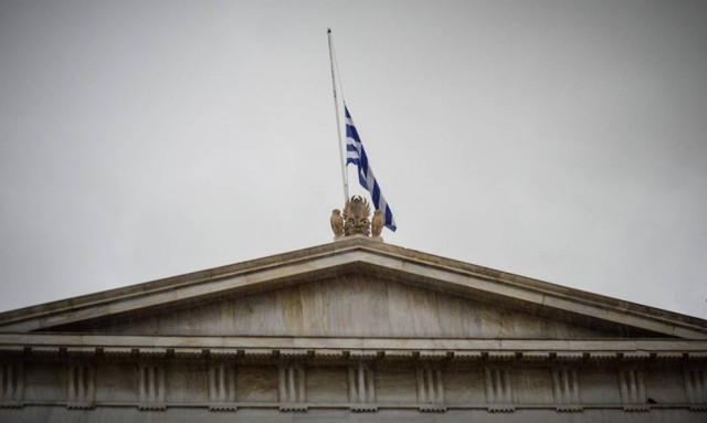 Μεσίστιες οι σημαίες λόγω εθνικού πένθους (pics)