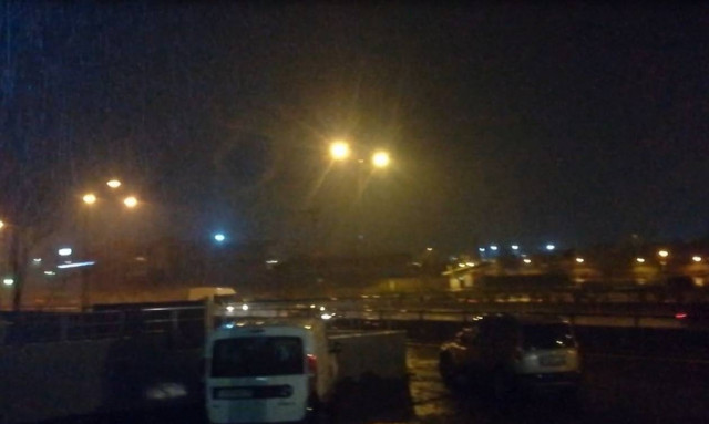 Καιρός ΤΩΡΑ: Καταιγίδα σφυροκοπά την Αττική – Προβλήματα σε Γλυφάδα, Βούλα, Αίγινα και Κερατσίνι