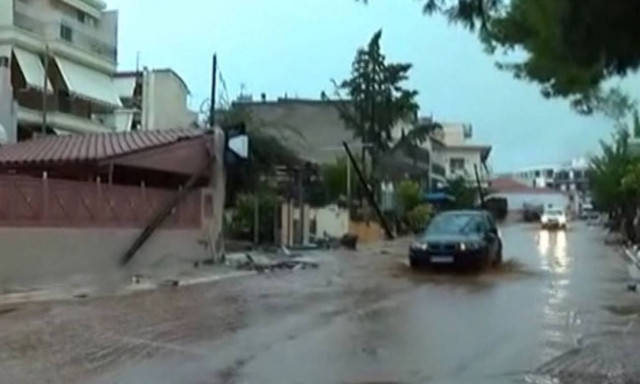 Ο τρόμος επέστρεψε στη Μάνδρα Αττικής - Ανεβαίνει και πάλι η στάθμη του νερού