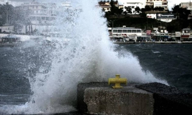 Δείτε πού απαγορεύεται η στάθμευση λόγω της κακοκαιρίας στον Πειραιά