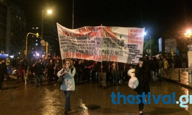 Πολυτεχνείο: Υπό βροχή οι πορείες στη Θεσσαλονίκη