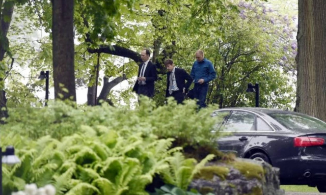 Απίστευτο! Κρύφτηκε στο πορτ-μπαγκάζ για να συναντηθεί μυστικά με τον πρωθυπουργό