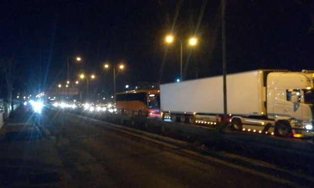 ΤΩΡΑ: Κυκλοφοριακό κομφούζιο στους δρόμους της Αθήνας (pics+vids)