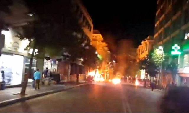 Πολυτεχνείο: Ένταση και στην Πάτρα - «Βροχή» από πέτρες και μολότοφ (vid)