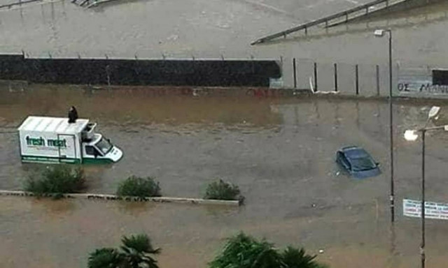 Κακοκαιρία: Απεγκλωβίστηκαν μητέρα και δύο παιδιά από σπίτι στη Σαλαμίνα