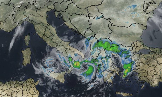 Καιρός ΤΩΡΑ: Στο έλεος του κυκλώνα «Ζήνων» η Ελλάδα - Ποιες περιοχές θα πλήξει ο Medicane (pics)