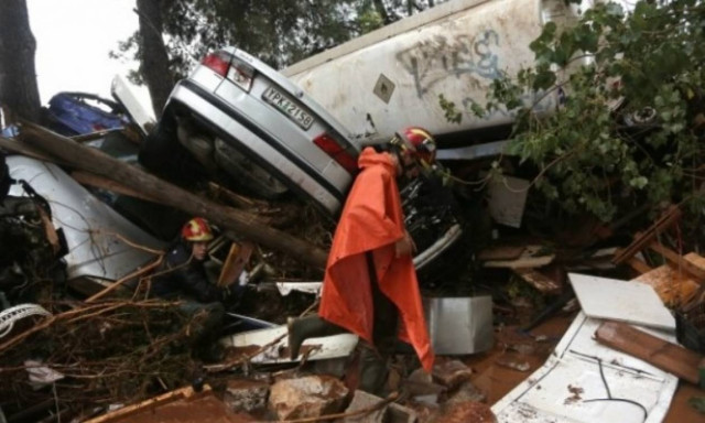 Κακοκαιρία: Χωρίς ρεύμα και νερό «παλεύουν» οι κάτοικοι της Μάνδρας