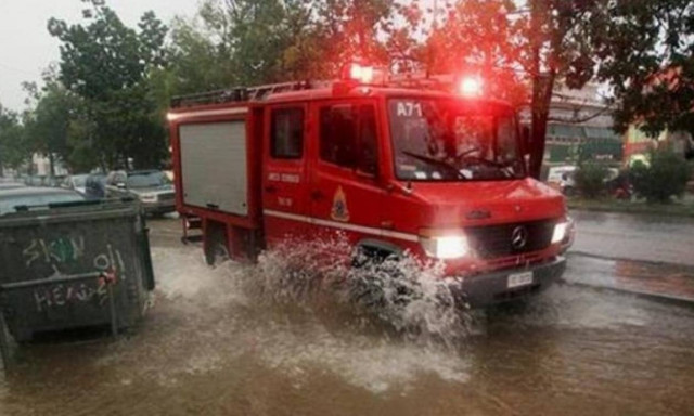 Επί ποδός η Πυροσβεστική: Στα 96 τα περιστατικά απεγκλωβισμών από τις πλημμύρες