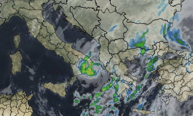 Καιρός ΤΩΡΑ: Πάνω από την Ελλάδα ο κυκλώνας «Ζήνων» - Δείτε πού θα χτυπήσει ο Medicane (pics)