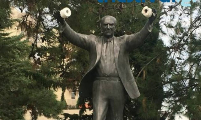 Κρέμασαν χαρτιά υγείας στο άγαλμα του Ανδρέα Παπανδρέου στην Καλαμαριά