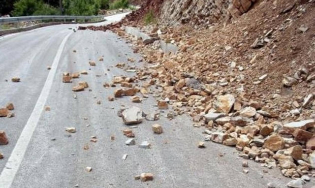 Κακοκαιρία: Κατολίσθηση στο δρόμο προς Δομοκό (pic)