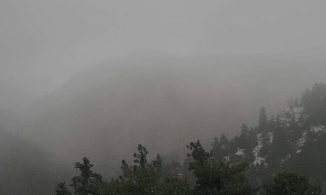 Καιρός: «Έπεσαν» τα πρώτα χιόνια στην Πάρνηθα