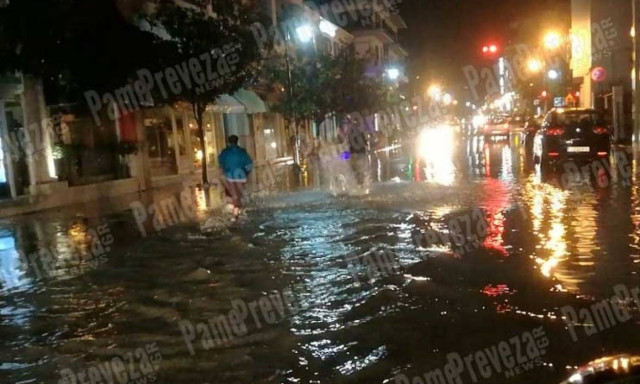 Νέα από την Πρέβεζα: Οι πιτσιρικάδες που τραγουδούν στη βροχή και έγιναν viral