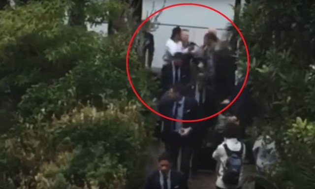 ΣΟΚ: H στιγμή που οπαδός σπάει τον αστυνομικό κλοιό και ορμάει στον Ρονάλντο! (Vid)