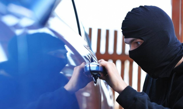 Βέροια: Έκανε μια περουσία κλέβοντας αντικείμενα από σταθμευμένα αυτοκίνητα