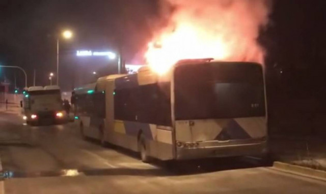 Βίντεο: Η στιγμή που λεωφορείο του ΟΑΣΑ «λαμπαδιάζει» στη Βάρης - Κορωπίου