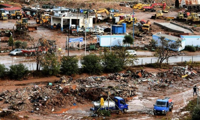 Πλημμύρες στη Δυτική Αττική: Αδιάκοπες προσπάθειες για να βρεθεί ο τελευταίος αγνοούμενος