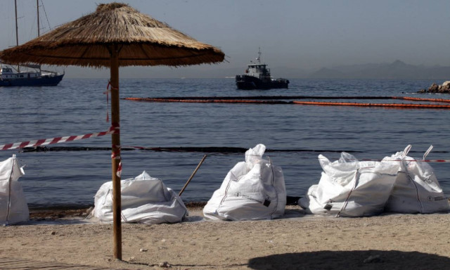 Ρύπανση στον Σαρωνικό: Σε ποιες περιοχές συνεχίζονται οι εργασίες απορρύπανσης