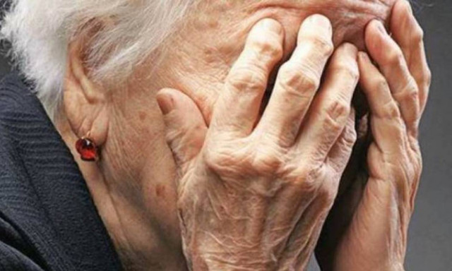 Δείτε τι συνέβη σε ηλικιωμένη που βρισκόταν σε στάση λεωφορείου