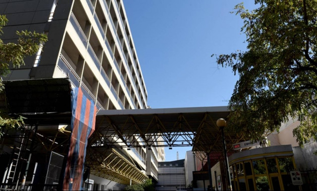 Αναμένεται να βγει από την Εντατική η δικηγόρος που τραυματίστηκε από φωτοβολίδα