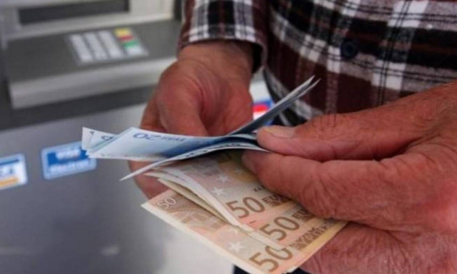 Συντάξεις: «Βρέχει» ευρώ! Έρχονται τρεις πληρωμές - Πότε, ποιοι και πόσα θα πάρουν (ΠΙΝΑΚΑΣ)