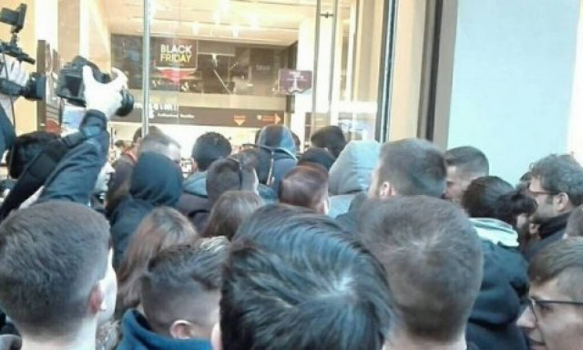Black Friday και στη Θεσσαλονίκη: Δείτε τι έκαναν όταν άνοιξαν οι πόρτες καταστήματος (pics-vid)