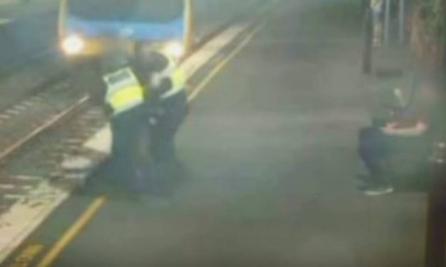 Πανικός: Η δραματική διάσωση γυναίκας που έπεσε στις γραμμές του τρένου (vid)