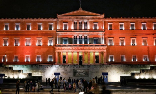Στα πορτοκαλί φωταγωγήθηκε η Βουλή – Εντυπωσιακές εικόνες