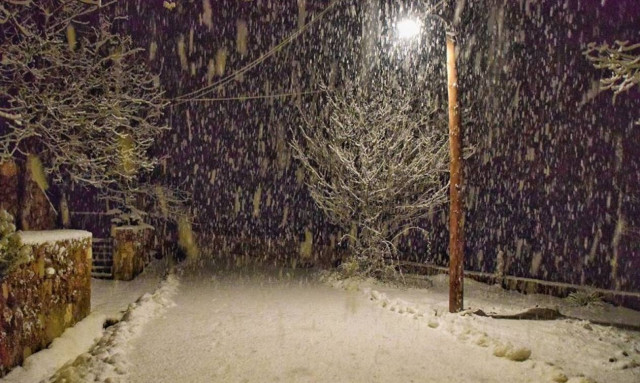Καιρός: Χιόνια και σε χαμηλά υψόμετρα τη Δευτέρα – Πού θα το στρώσει