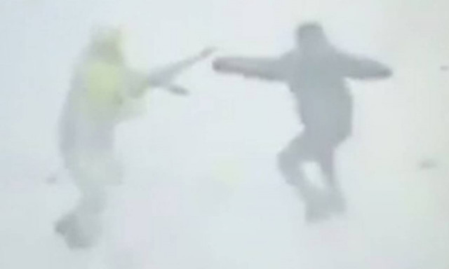 Βίντεο-Σοκ: Καρέ-καρέ η επίθεση τρομοκράτη κατά Ρώσων αστυνομικών (ΠΡΟΣΟΧΗ! ΣΚΛΗΡΟ ΒΙΝΤΕΟ)