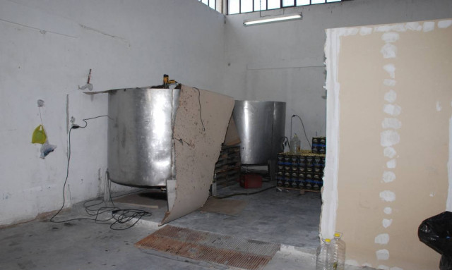 Εγκληματικό: Νόθευαν ηλιέλαιο με χρωστικές ουσίες και το πουλούσαν για ελαιόλαδο! (pics)