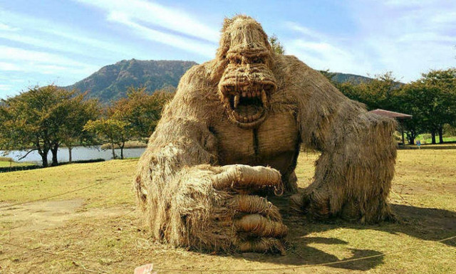 Γιγάντια αγάλματα ζώων... από στάχυα ρυζιού! (pics)