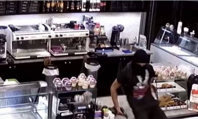 Αυτοί είναι οι ληστές που ρήμαζαν καταστήματα: Βίντεο από τη δράση του «ψηλού» και του «κοντού»
