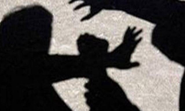 ΣΟΚ στο Βόλο: Σακάτεψε τη γυναίκα του με λοστό μπροστά στα μάτια της κόρης τους