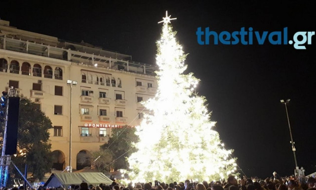 «Μύρισε» Χριστούγεννα στη Θεσσαλονίκη: Άναψε το χριστουγεννιάτικο δέντρο (pics&vid)