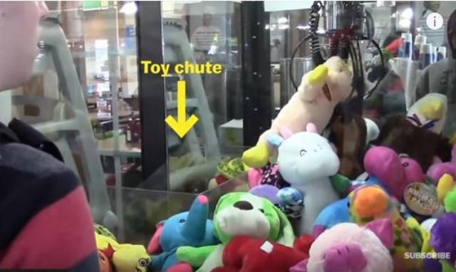 Αυτός είναι ο λόγος που η δαγκάνα δεν πιάνει ΠΟΤΕ τα λούτρινα αρκουδάκια (vid)