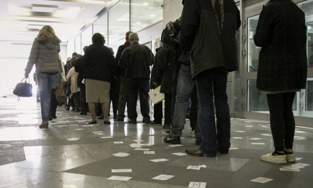 Καρέ - καρέ η «παρέμβαση» του «Ρουβίκωνα» στα κεντρικά γραφεία της ΔΕΗ