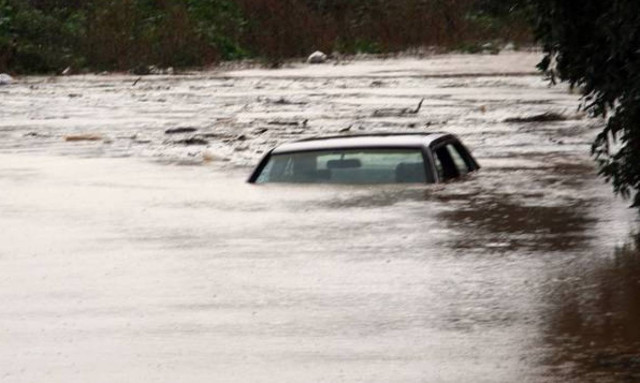 Κακοκαιρία: Γυναίκα οδηγός παρασύρθηκε από χείμαρρο στην Κέρκυρα