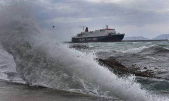 Κακοκαιρία «χτυπά» όλη τη χώρα – Προβλήματα σε πολλά λιμάνια