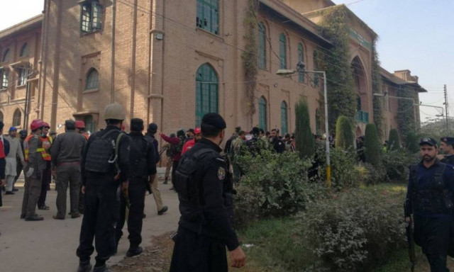 Σφαγή στο Πεσαβάρ: Πακιστανοί ταλιμπάν καλυμμένοι με μπούρκες αιματοκύλισαν πανεπιστήμιο