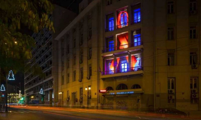 Παγκόσμια Ημέρα κατά του AIDS: Η Πολυκλινική Αθηνών «ντύνεται» στα κόκκινα (pics)