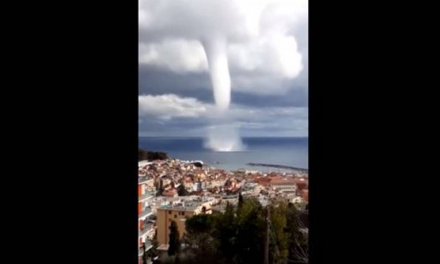Τρομακτικό βίντεο: Θαλάσσιος σίφουνας «σαρώνει» το Σαν Ρέμο