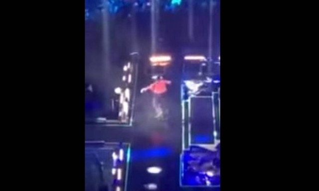 Βίντεο σοκ: Το ατύχημα τραγουδιστή πάνω στη σκηνή - Έπεσε σε καταπακτή δύο μέτρων