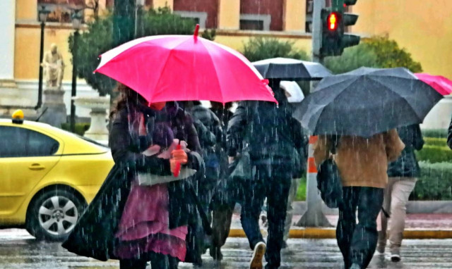 Καιρός ΤΩΡΑ: Ραγδαία πτώση της θερμοκρασίας - Πού θα χιονίσει τις επόμενες ώρες