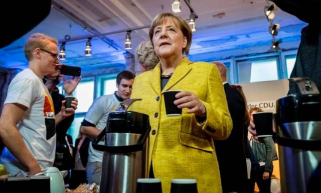 Μια μικρή χειρονομία με μεγάλη σημασία: Γιατί η Μέρκελ σερβίρει πάντα η ίδια τους καλεσμένους της