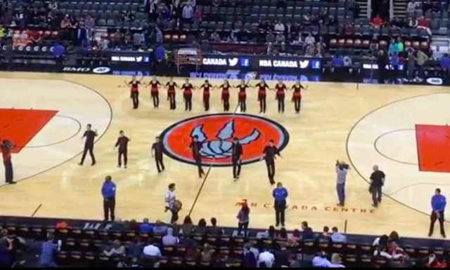 Ημίχρονο σε αγώνα μπάσκετ NBA με Κρητικούς χορούς!