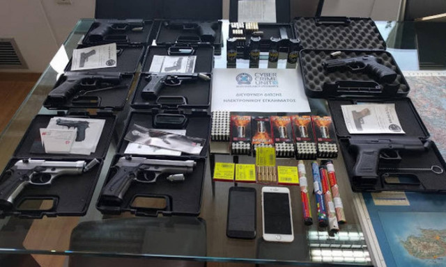 Συνελήφθη 38χρονος που πωλούσε όπλα και πυρομαχικά μέσω διαδικτύου